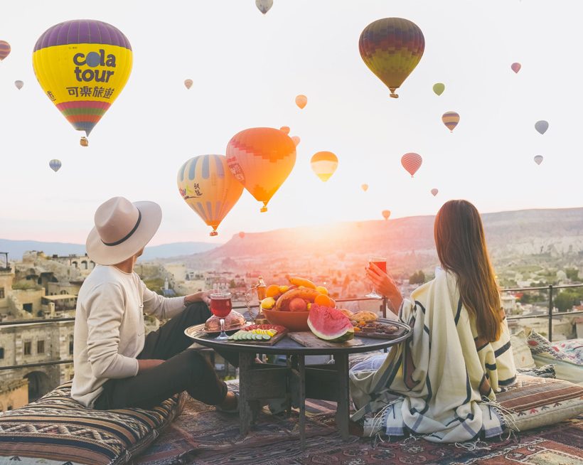 breakfast in Sultan Cave Suites with a view of the flying balloons